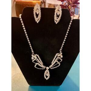 Fashion faux diamond jewelry set with clip on earrings.